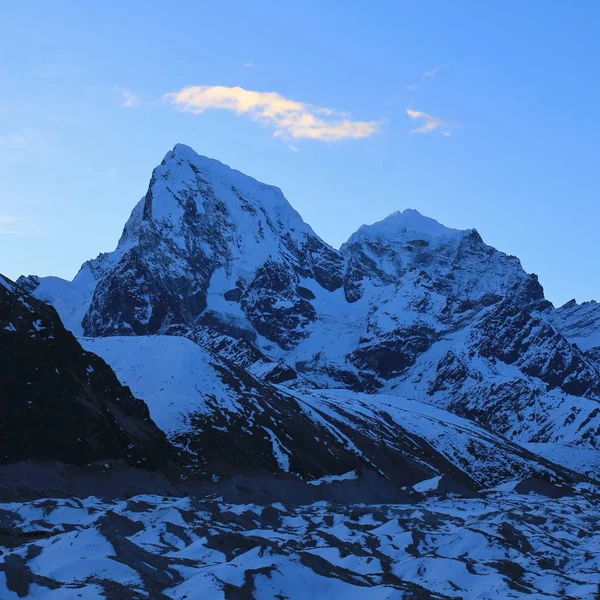 高山 Cholatse とタボチェ早朝の。眺め — ストック写真