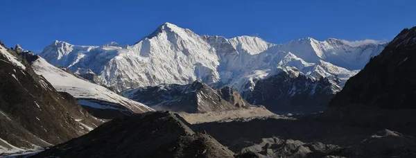 Montagna maestosa Cho Oyu e morena del ghiacciaio Ngozumpa . — Foto Stock