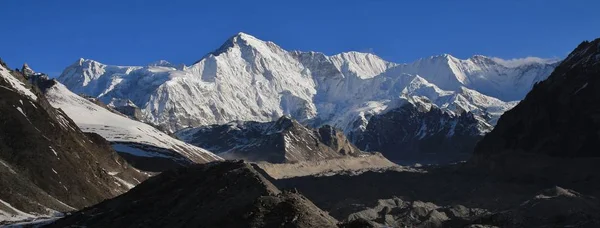 Majestuosa montaña Cho Oyu y morrena del glaciar Ngozumpa . —  Fotos de Stock