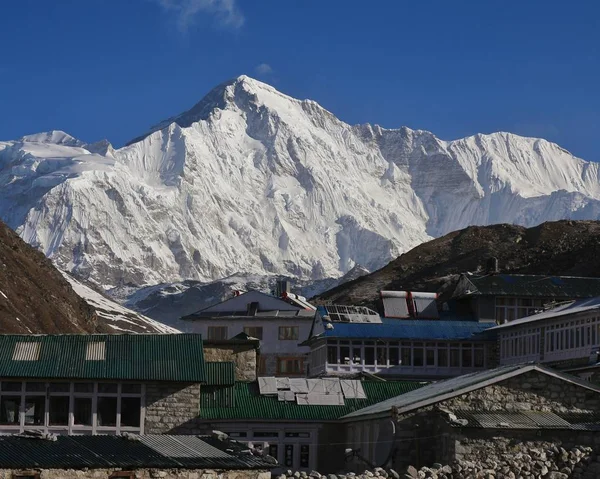 Hütten in gokyo und schneebedecktem Mount cho oyu. Frühlingsszene in — Stockfoto