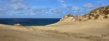 Kumul ve mavi deniz. Olay yerinde Danimarka west coast.