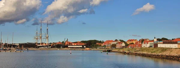 Fregatten Jylland és a kikötőtől, Ebeltoft, Dánia. — Stock Fotó