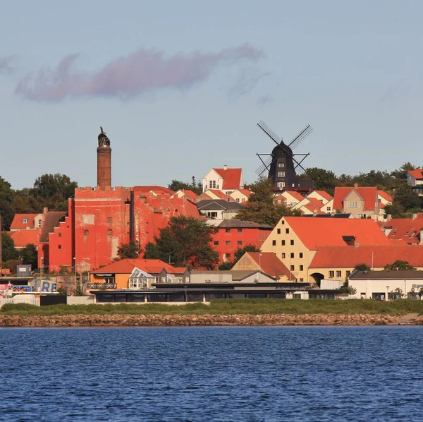 古い工場や Ebelstoft、Djursland で美しい黒い風車 — ストック写真
