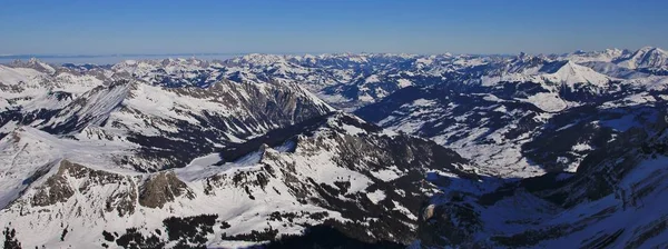 Saanenland valle in una mattina d'inverno. vista dal ghiacciaio des Diablerets . — Foto Stock