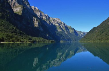 Glarnisch, dağ gölü Kl yansıtan Glarus Kanton'da