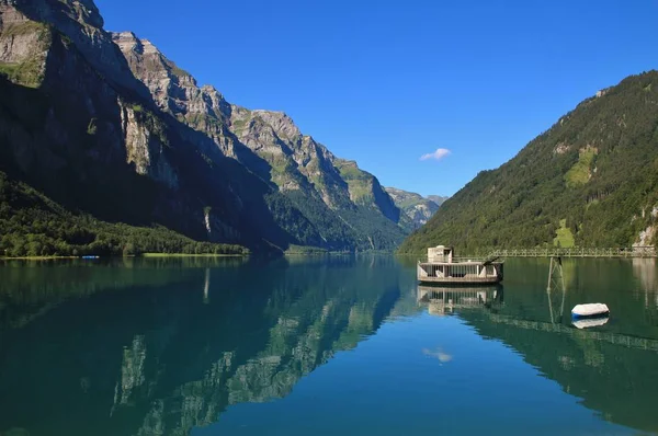 湖 Klontalersee で静かな夏の日。Glarnisch 山脈 — ストック写真
