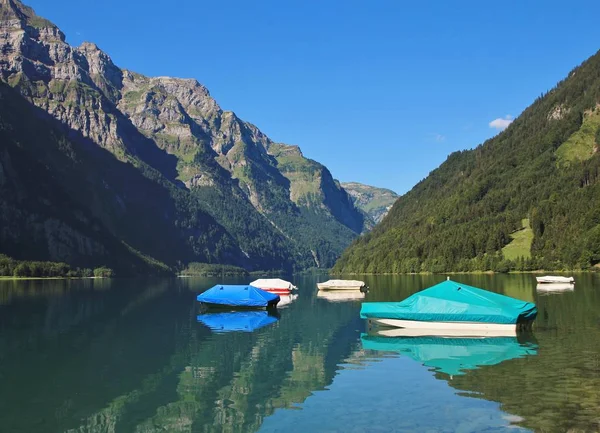 湖 Klontalersee、スイス連邦共和国の漁船など。Glarnisch、マウントです。 — ストック写真
