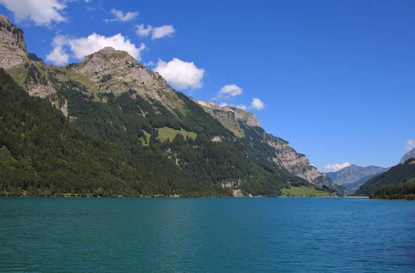 Turquoise meer Klontalersee in de zomer. Landschap in Glarus canto — Stockfoto