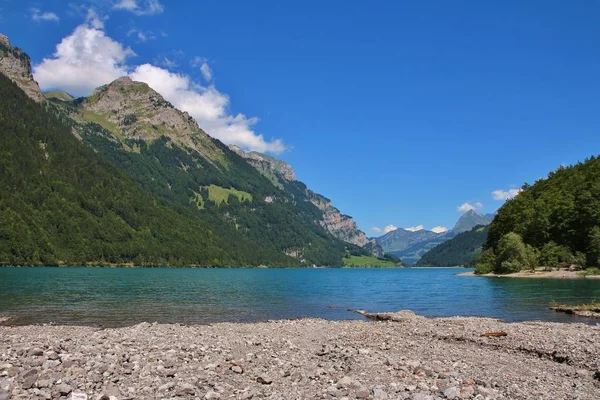 Piękne miejsce do pływania w jeziorze Klontalersee, Szwajcaria. — Zdjęcie stockowe