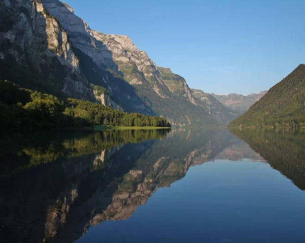 湖 Klontalersee、スイス連邦共和国で夏の朝。山の範囲 — ストック写真