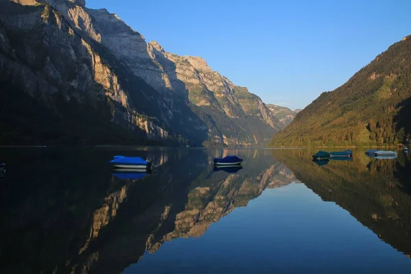 Mañana de verano en el lago Klontalersee. Cordillera Glarnisch re —  Fotos de Stock