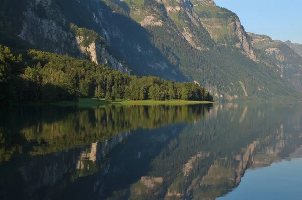 Prado verde e floresta no lago Klontalersee, Suíça. Campi — Fotografia de Stock