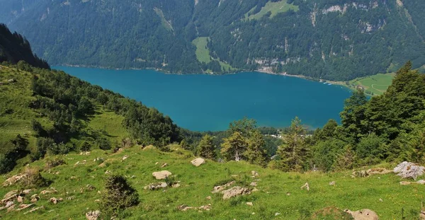 Lacul turcoaz Klontalersee în timpul verii. Lac frumos în Switzer — Fotografie, imagine de stoc