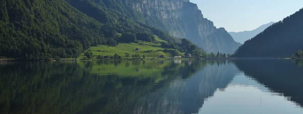 Cena de verão no lago Klontalersee, Cantão Glarus. Alpes suíços. Re — Fotografia de Stock