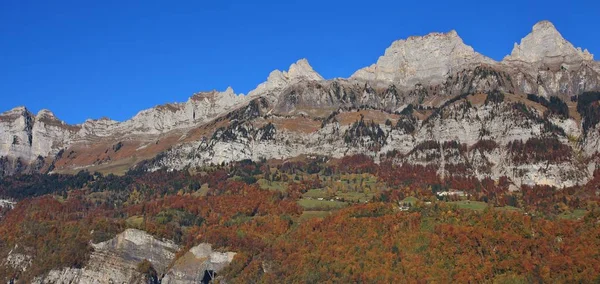 Walenstadt Dorf e montanhas da cordilheira Churfirsten. Multi co — Fotografia de Stock