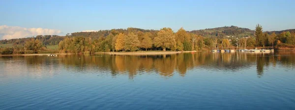Autumn day at lake Pfaffikersee, Zurich Canton. Auslikon. — Stock Photo, Image