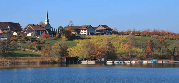 Idyllisch dorpje Seegraben in de herfst. Vissersboten op lake Pfaff — Stockfoto