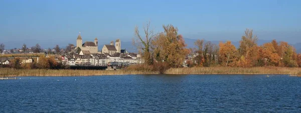 Château médiéval à Rapperswil, Suisse. Arbres colorés et b — Photo