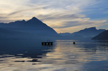 Yaz akşamları Gölü Thunersee. Mount Niesen silüeti. Vi