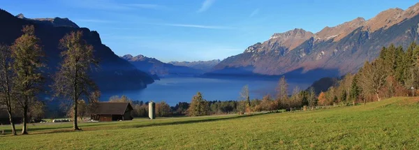 Lake Brienzersee and mount Augstmatthorn. View from Brienz, Swit — Stock Photo, Image