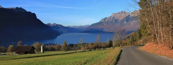 Nad jeziorem Brienzersee i mount Augstmatthorn. Widok od Brienz, Świt — Zdjęcie stockowe