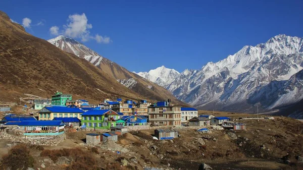 Dorf kyanjin gumba und Berge tserko ri, gangchenpo und po — Stockfoto