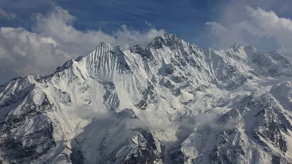 Montaña cubierta de nieve Ponggen Dopchu visto desde Tserko Ri. Primavera — Foto de Stock