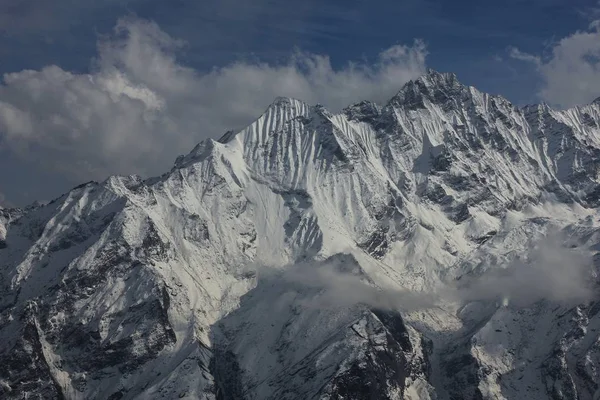 芒 Ponggen Dopchu 峰。从 Tserko, Langtang 埃利·乌尔德·穆罕默德·瓦尔查看 — 图库照片