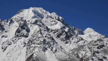 Mount Naya Kanga ve Baden Powell tepe yeni kar sonra düşmek. 
