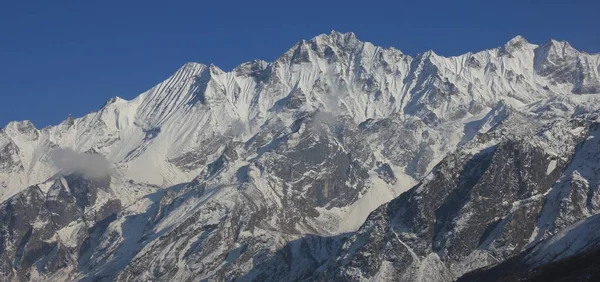Montaña cubierta de nieve Pongen Dopchu, montaña del Langtang Himal . — Foto de Stock