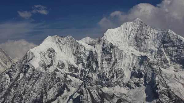 Schön geformter Berg Gangchenpo, Berg des Langtang Himal. — Stockfoto