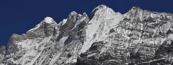 Picos de montanha da cordilheira Langtang Himal. Kinshung. Vista de — Fotografia de Stock