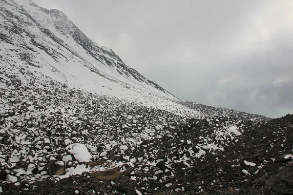 Scena sulla strada verso il basso da Tserko Ri, montagna e vista popolare — Foto Stock