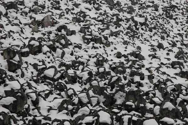 Des rochers enneigés. Scène sur le chemin du sommet du mont Tserko — Photo