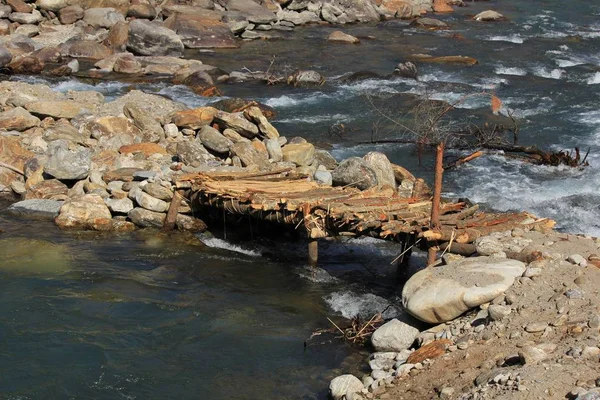 Enkla timmer överbryggar över Langtang Khola, flod i Nepal. — Stockfoto