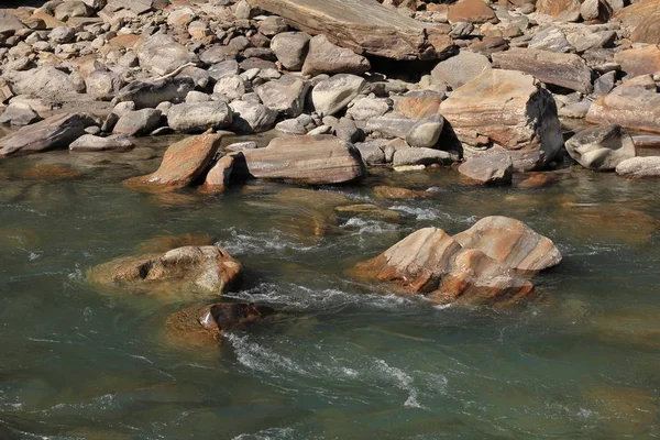 Skały w kształcie przez wody Langtang Khola, rzeka w Nepalu. — Zdjęcie stockowe