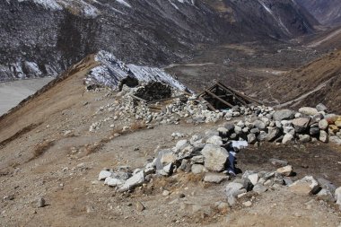 Roofless yak herder kulübe Tserko Ri, Langtang valle giderken