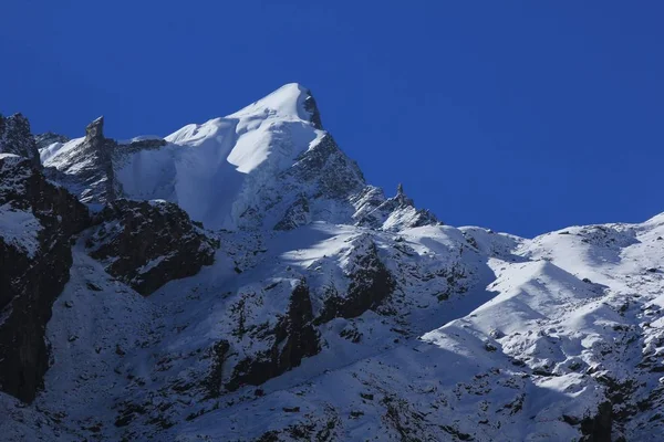 冰川覆盖的 Langtang 雪山峰 从尼泊尔 Mundu 的看法 — 图库照片