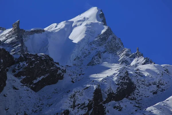 Vrchol Langtang Himal pokrýval ledovec. Pohled z Mundu, — Stock fotografie