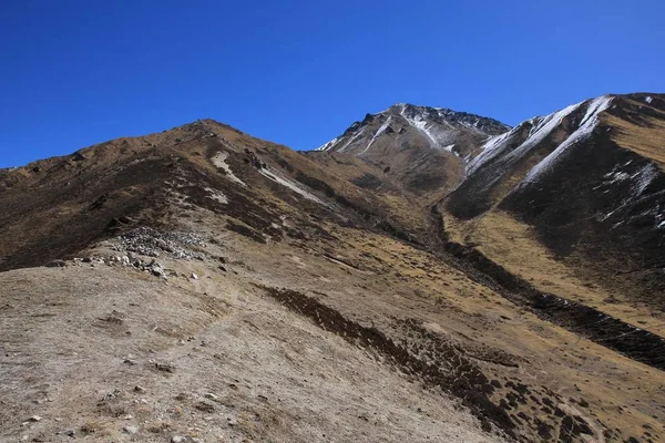 Μονοπάτι που οδηγεί προς την κορυφή του βουνού Tserko Ri, Langtang εθνικό Pa — Φωτογραφία Αρχείου