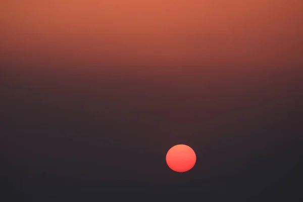 Sol brilhando calha névoa grossa . — Fotografia de Stock