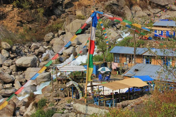 Huts and prayer flags in Bamboo, small settlement in the Langtan — Stock Photo, Image