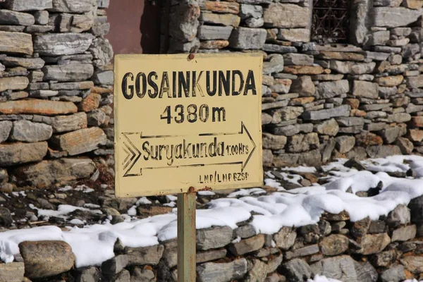 Directional sign in Gosainkunda, Nepal. — Stock Photo, Image