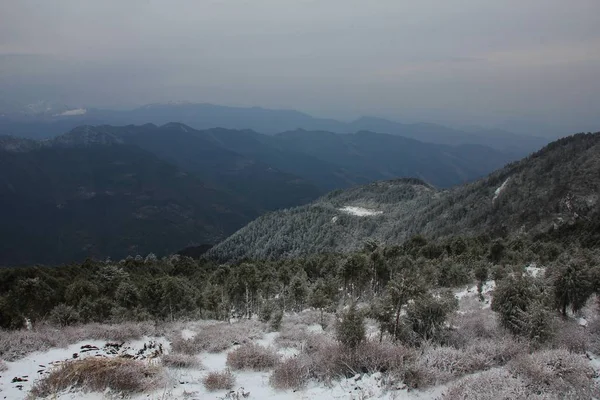 Doliny i wzgórza od Thade Pati, Helambu, Nepal. Świeży śnieg — Zdjęcie stockowe