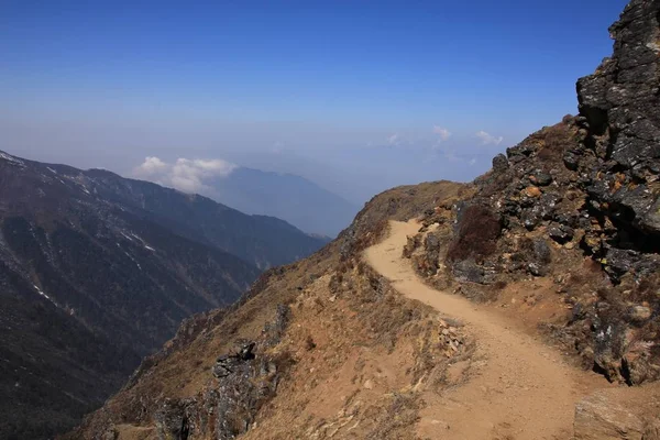 Sentiero pedonale che porta da Gosainkunda verso Laurebina, Nepal. Spri — Foto Stock