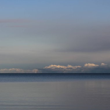 İsveç 'in en büyük gölü Vanern Gölü üzerindeki bulutlar.