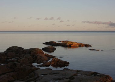 Vanern Gölü kıyısında günbatımı sahnesi. Görüntü Vita Sannar 'dan.