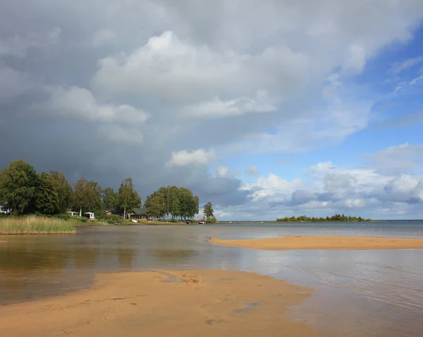 Sommarscen Vita Sannar Mörka Moln Kommer Shore Lake Vanern Sverige — Stockfoto