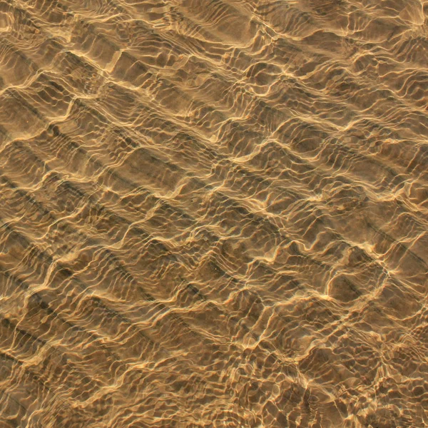 모래가 스웨덴의 물위로 반사되어 — 스톡 사진