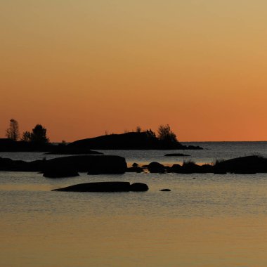 İsveç, Vanern Gölü 'nde yaz gündoğumu.